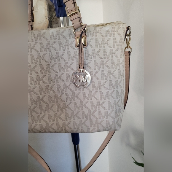 Michael Kors Jet Set Tote Bag - Picture 3 of 16